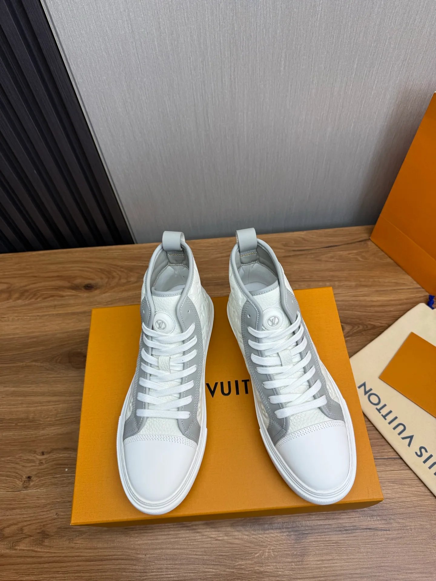Men's shoes 💰840💰 LOUIS VUITTON [Luden Yiwei] The new trendy Lv is on the market 🎁, casual and fashionable men's shoes 👟 1:1 shipment ⬆️The upper is made of imported cowhide + cowhide mesh lining, the original wear-resistant rubber outsole, the version is simple and elegant, exclusive for trendy men. 38-45 (38.45 is non-refundable if made to order)